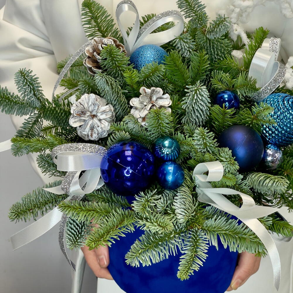 Новогодняя композиция из живой ели с шишками и игрушками