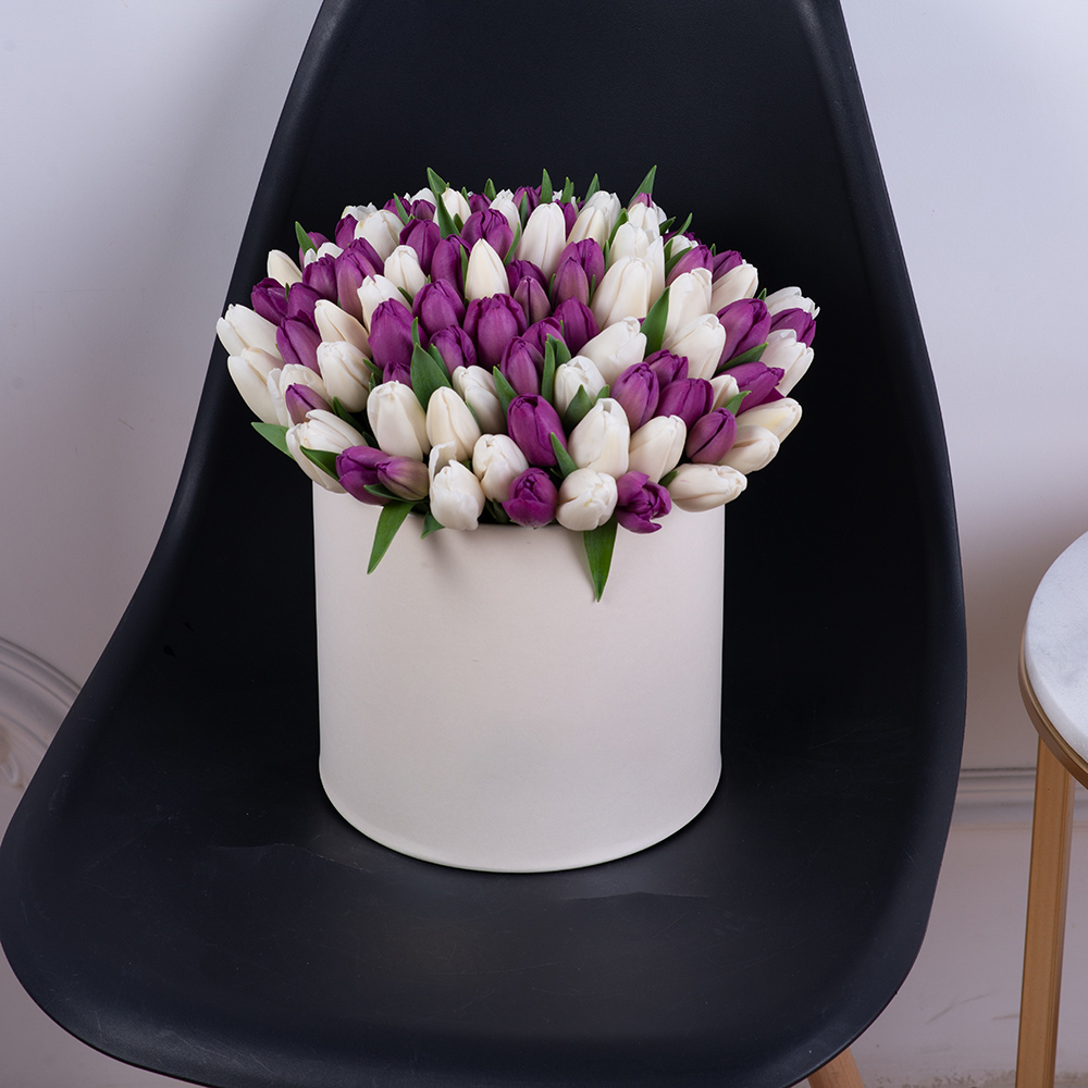 101 разноцветный тюльпан в кремовой шляпной коробке