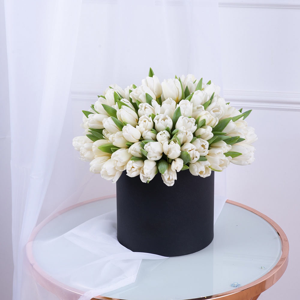 101 белый тюльпан в черной шляпной коробке