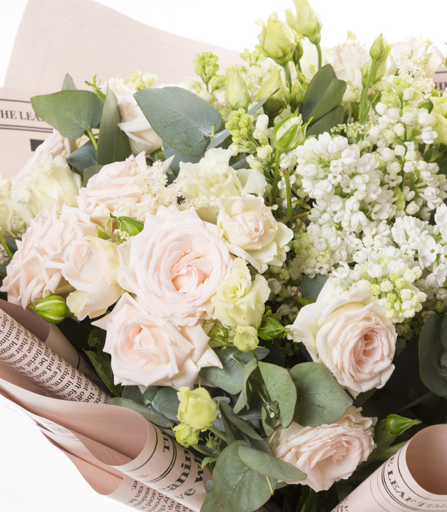 Букет из роз, эустомы и сирени