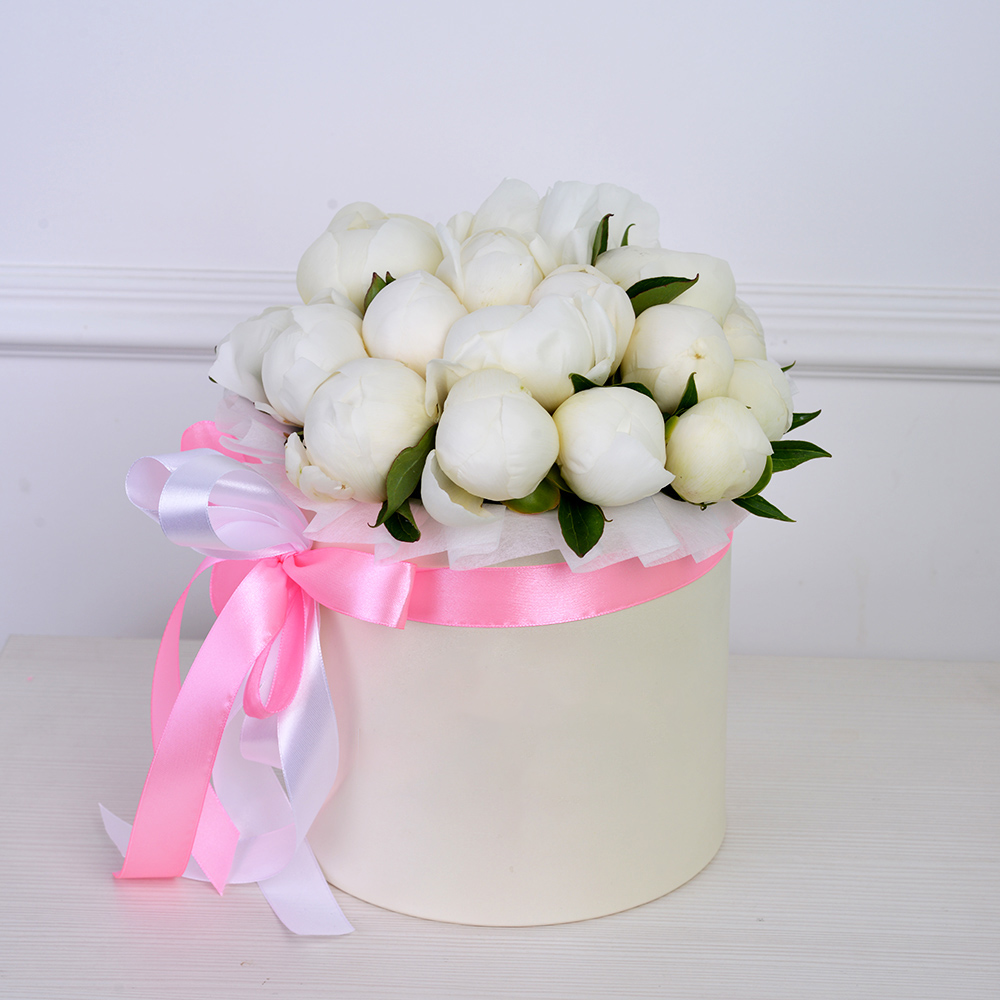 Букет из 19 белых пионов в кремовой шляпной коробке