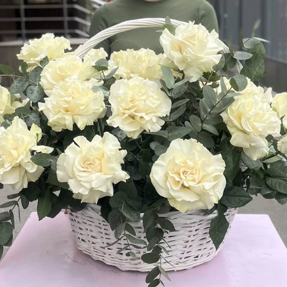 Французская белая роза в корзине 25 шт.