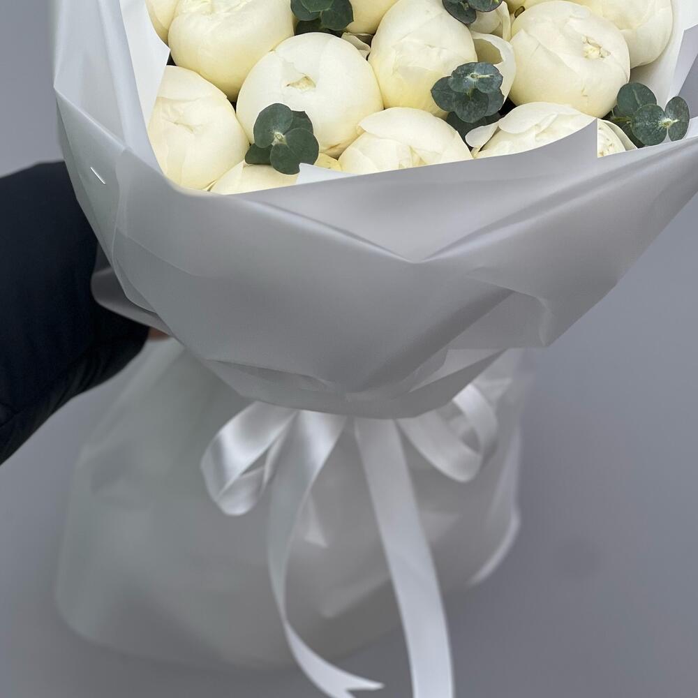 Букет из 17 белых пионов