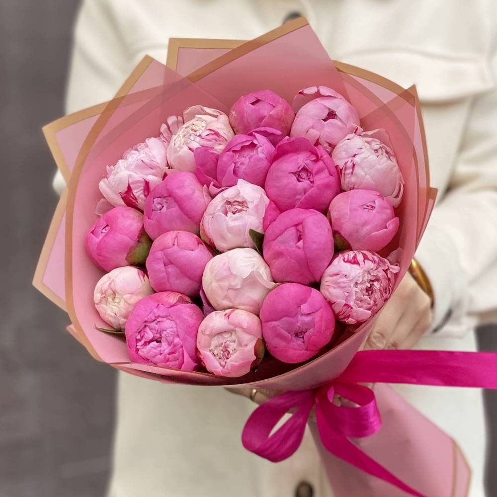 Букет из 19 разноцветных пионов