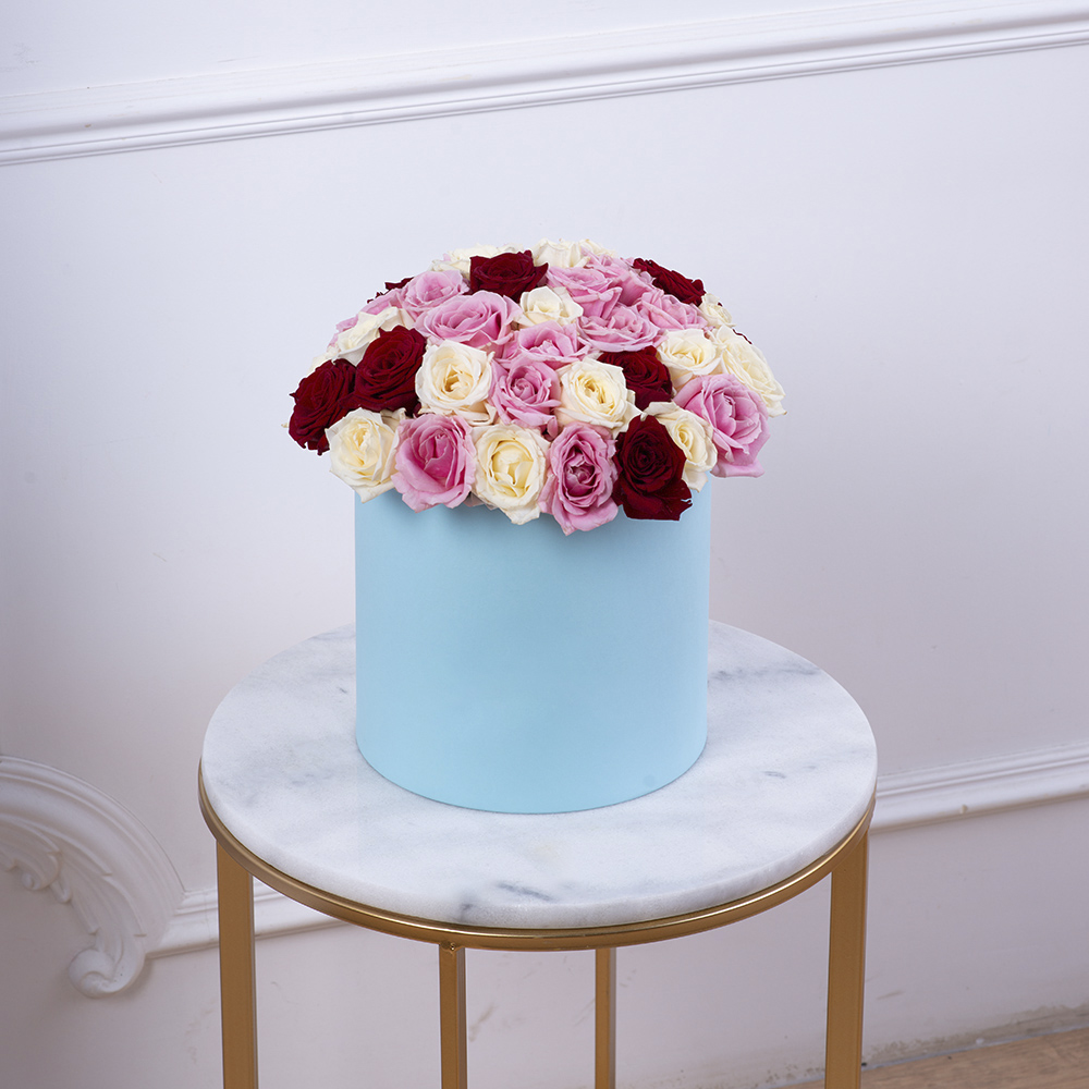 Букет из 51 разноцветной розы premium в голубой шляпной коробке