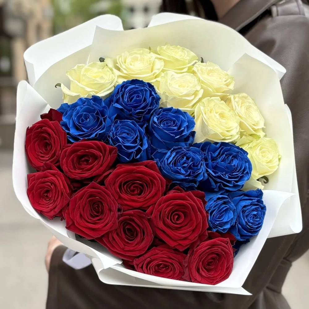 Букет из 25 роз в стиле Российского флага