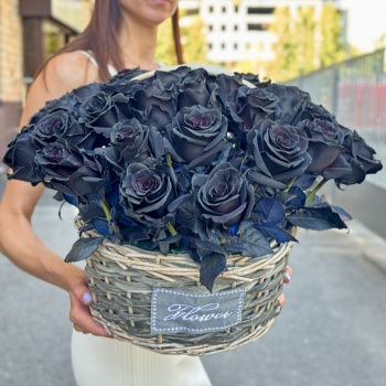 Корзина из 51 черной розы