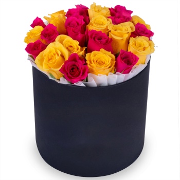 25 разноцветных роз в черной шляпной коробке