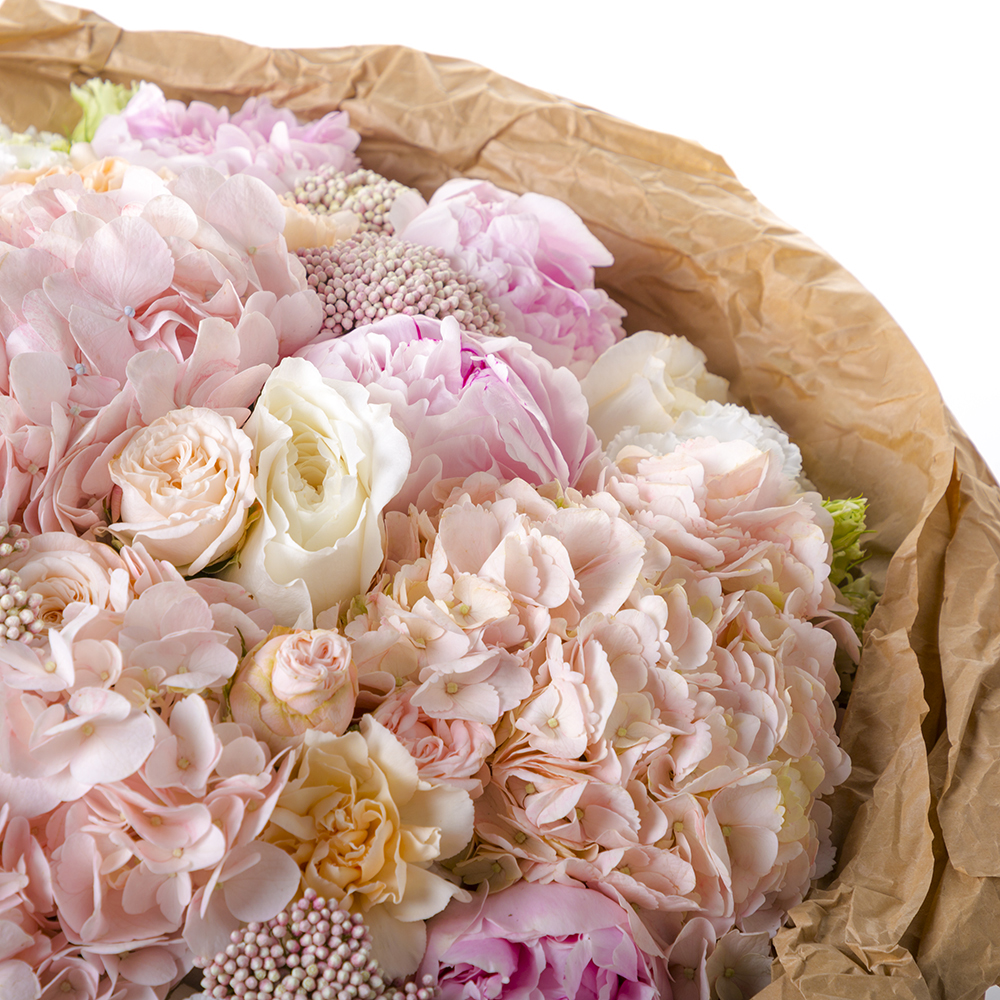 Букет с гортензией и пионами