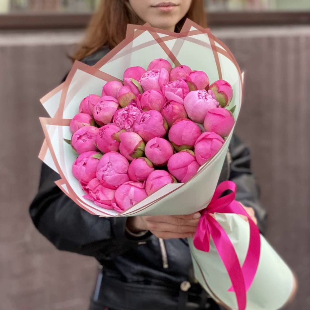Букет из 31 розового пиона