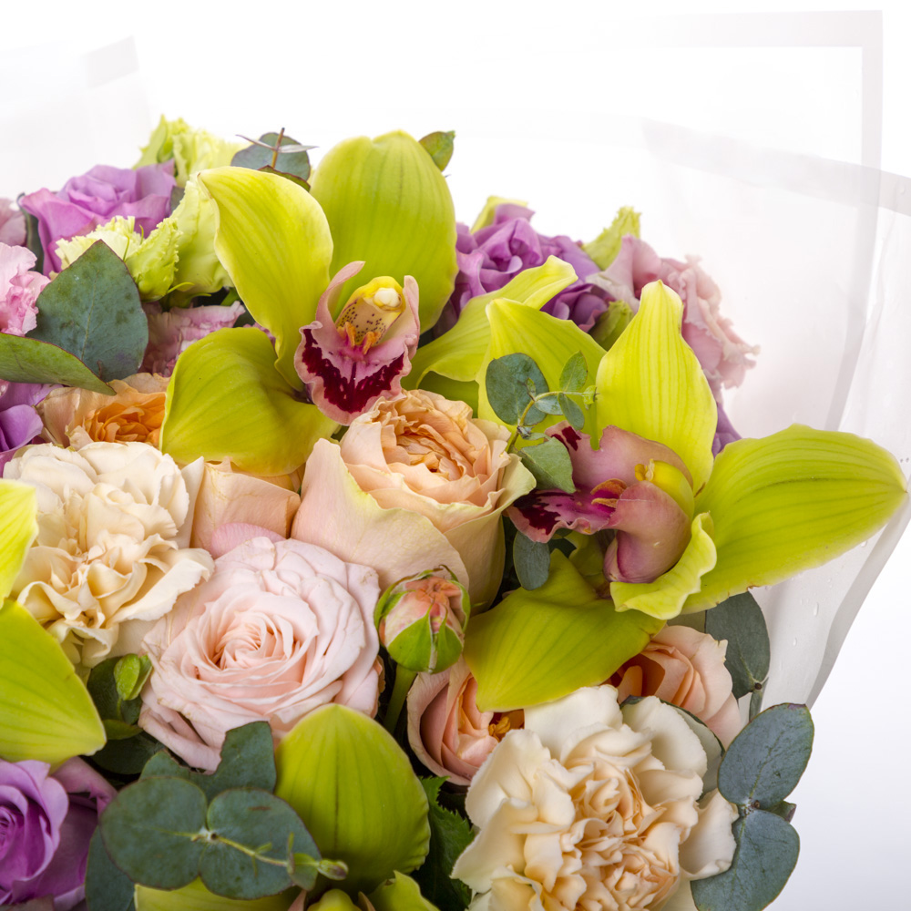 Букет из орхидей, роз и эустомы