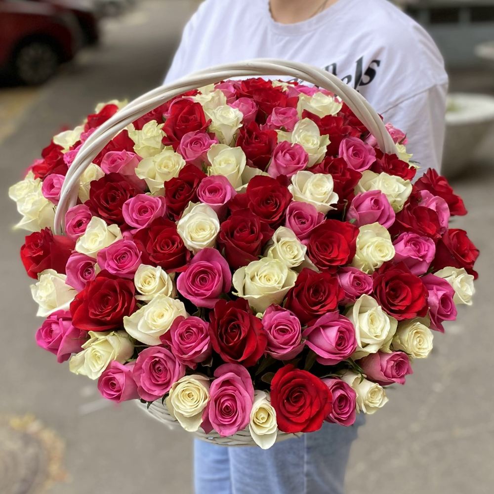 101 роза микс в корзине с лентой