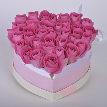 35 розовых роз в коробки в форме сердца