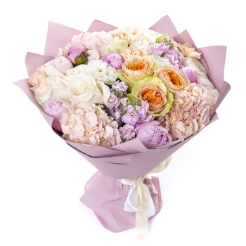 Букет из роз, гортензий, пионов и ранункулюсов