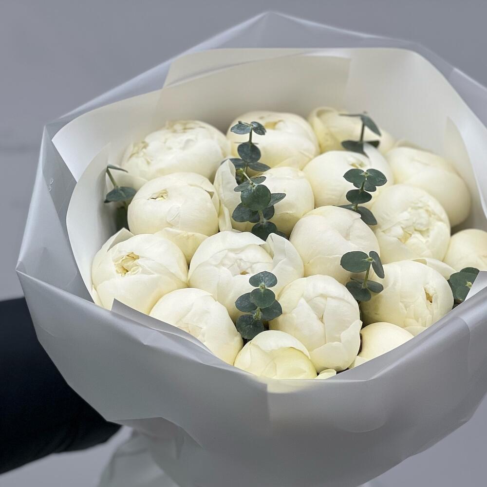 Букет из 17 белых пионов