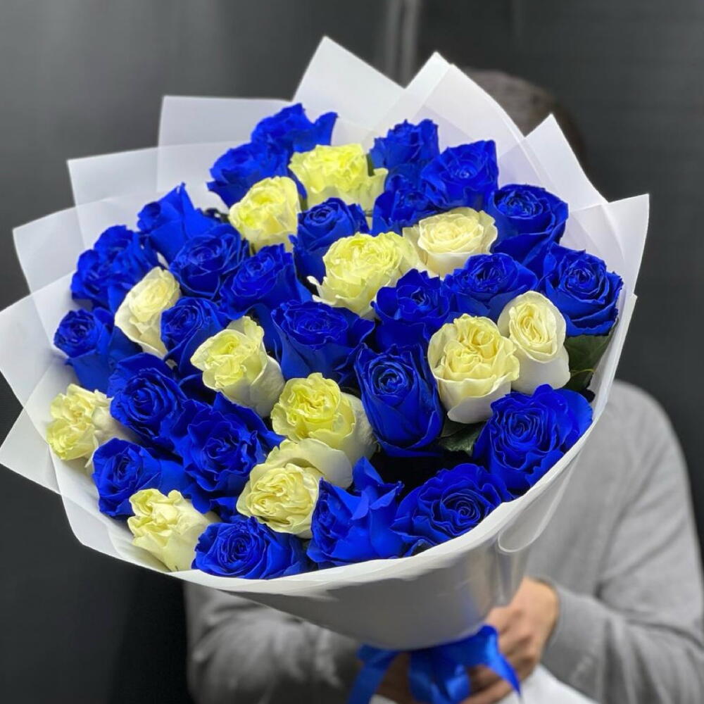 Букет из 37 синих и белых роз Эквадор
