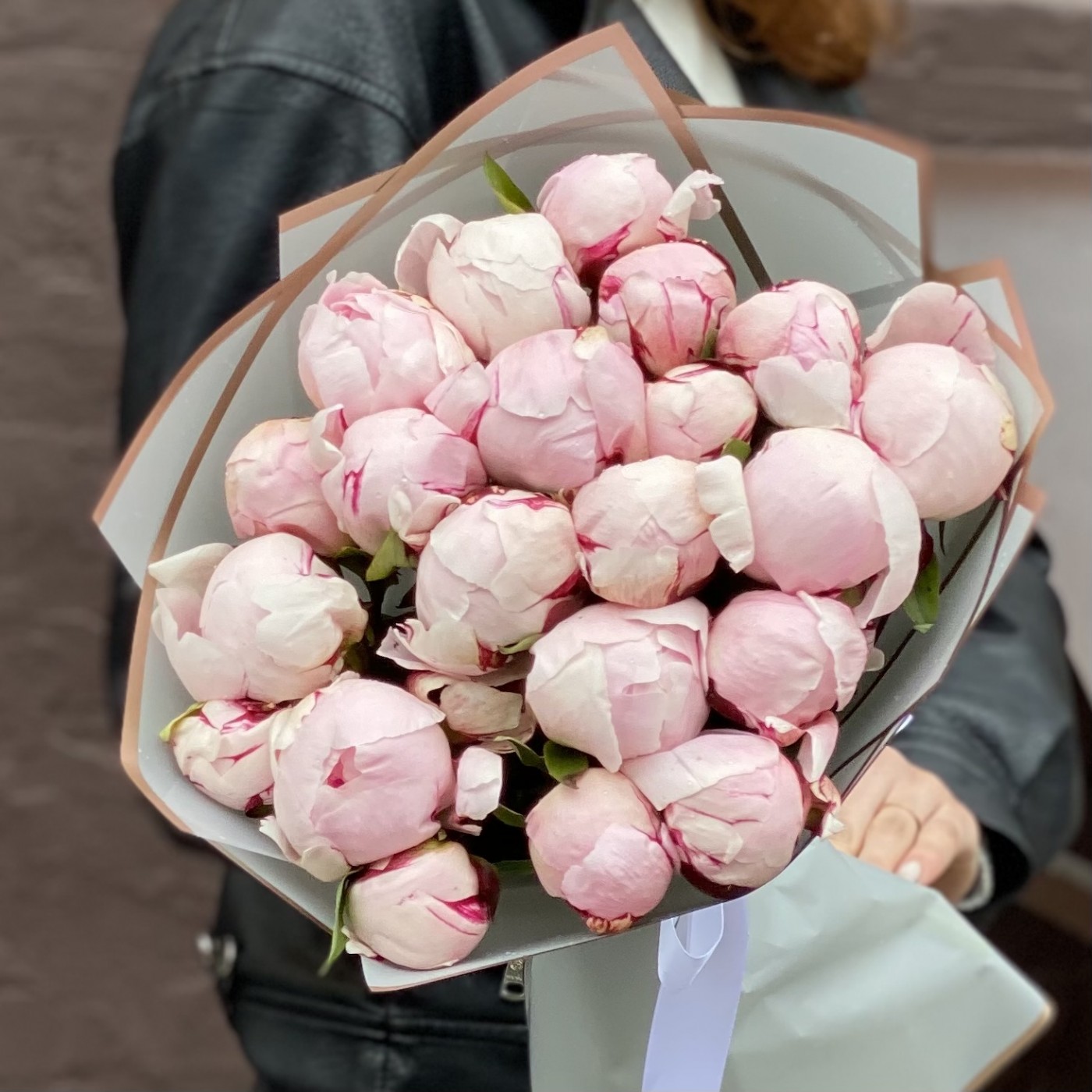 Букет из 21 нежно-розового пиона