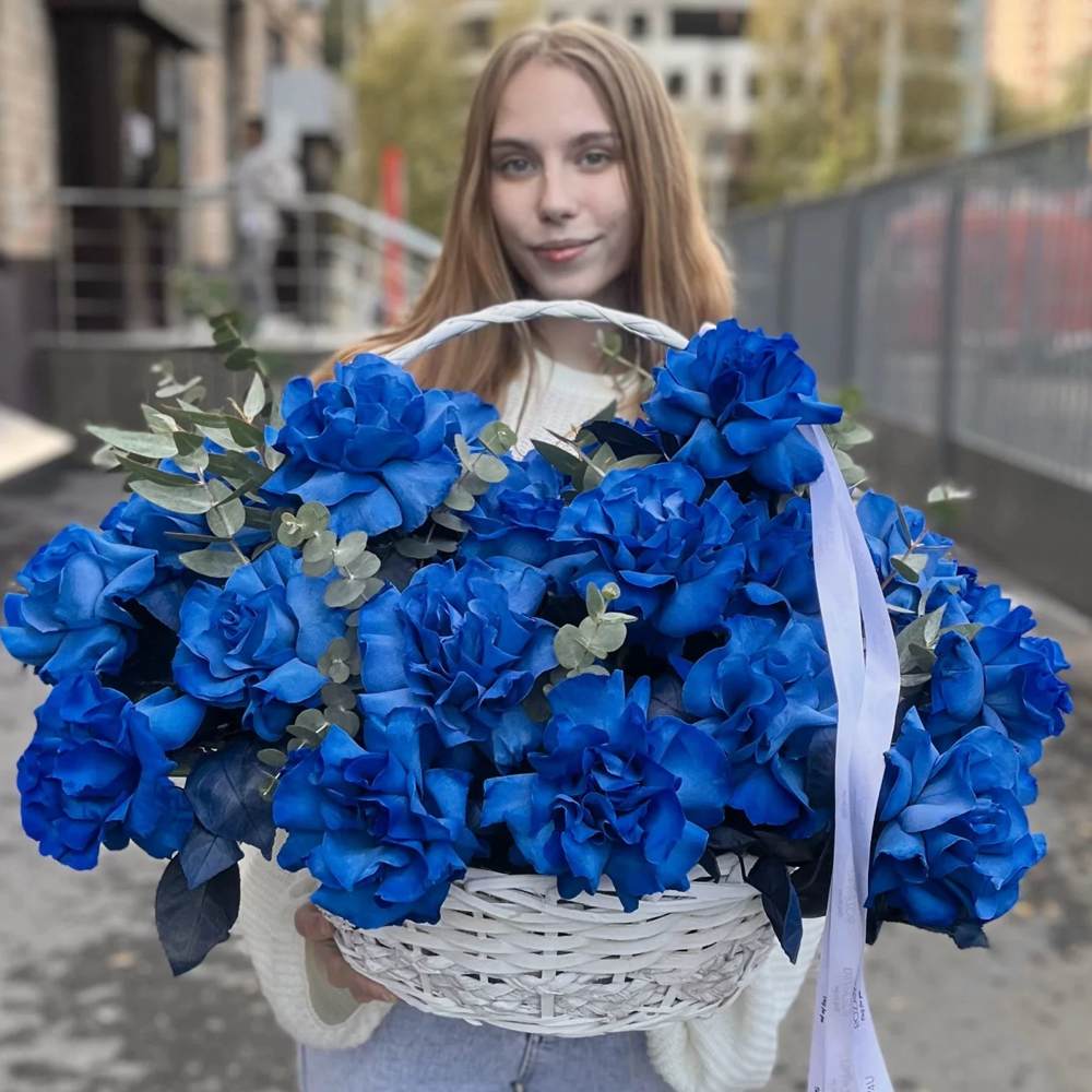 Французская синяя роза в корзине 25 шт.