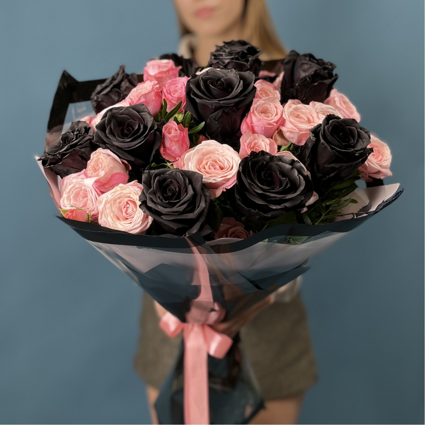 Черные розы и кустовые розы