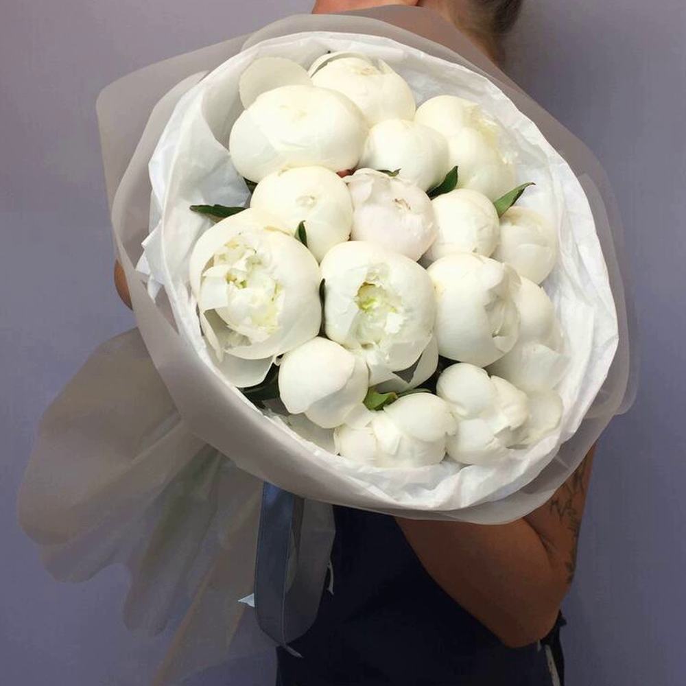 Букет из 15 белых пионов