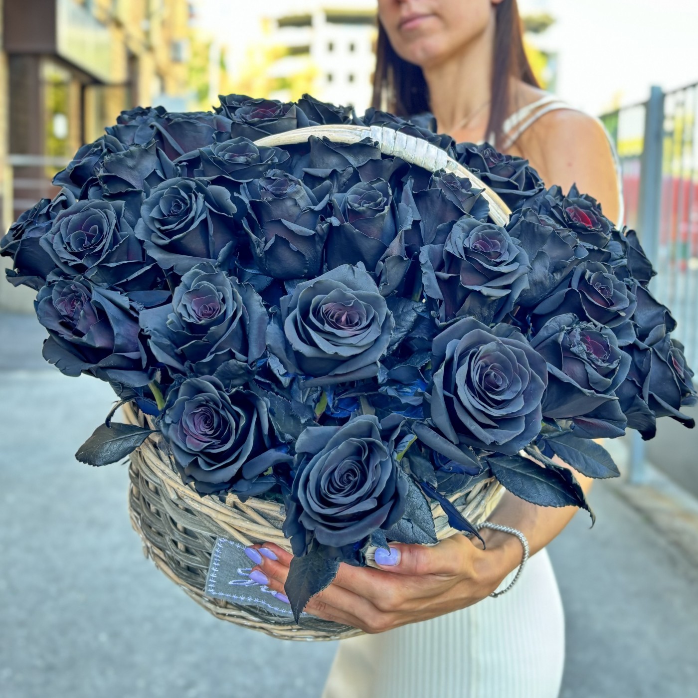 Корзина из 51 черной розы