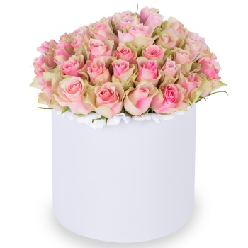 Букет из 75 бело-розовых роз в белой шляпной коробке
