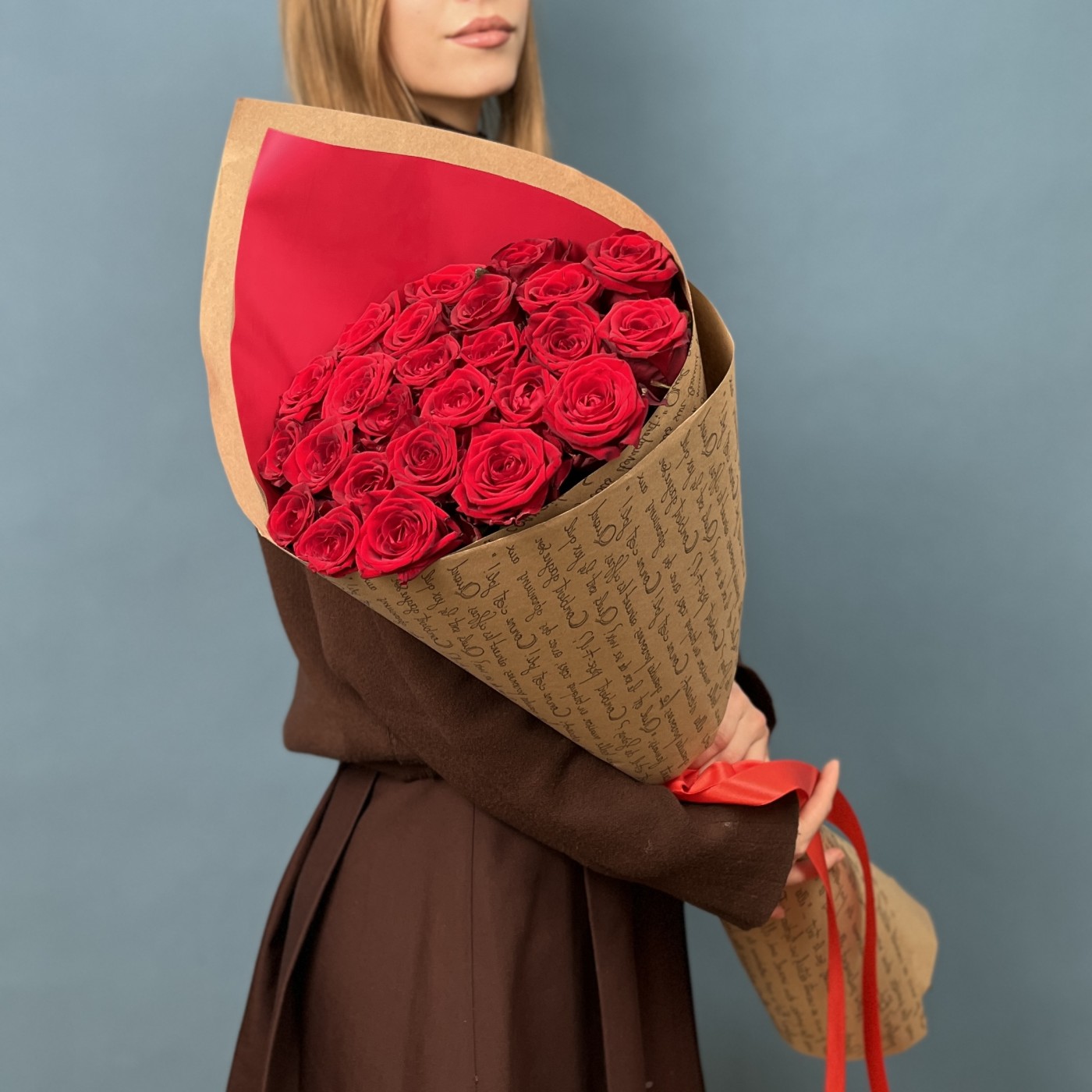 25 красных роз 60 см