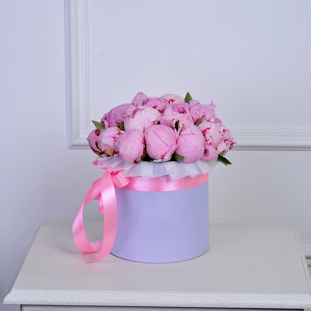 Букет из 21 розового пиона в фиолетовой шляпной коробке