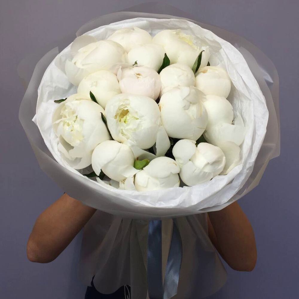 Букет из 15 белых пионов