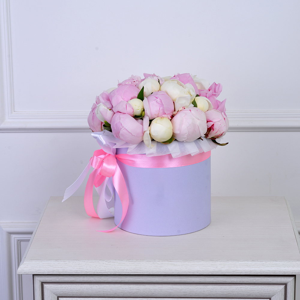 Букет из 25 разноцветных пионов в фиолетовой шляпной коробке