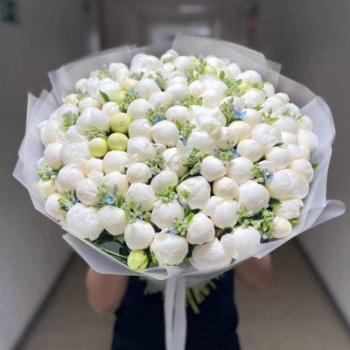 Букет из 101 белого пиона