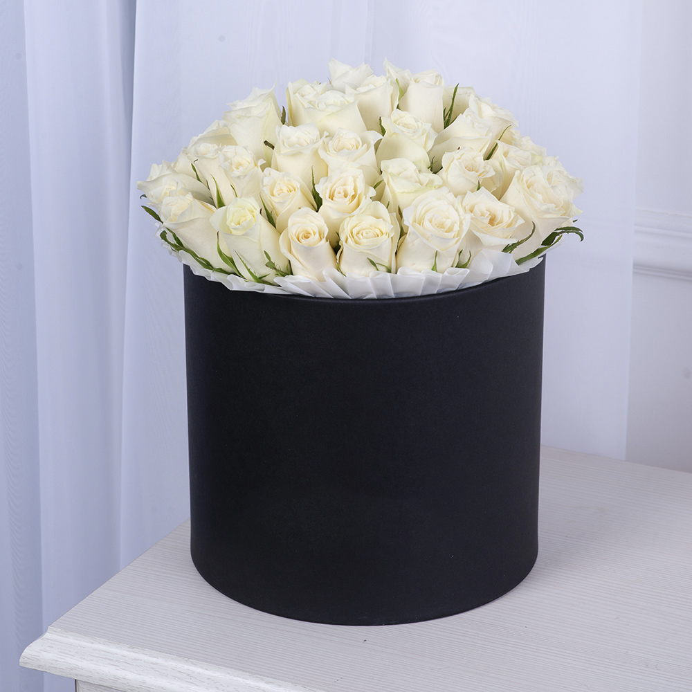 51 белая роза в черной шляпной коробке