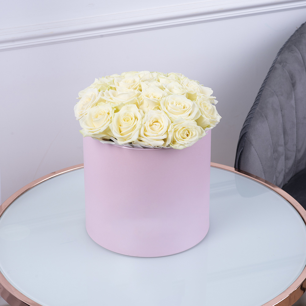 Букет из 21 белой розы premium в розовой шляпной коробке