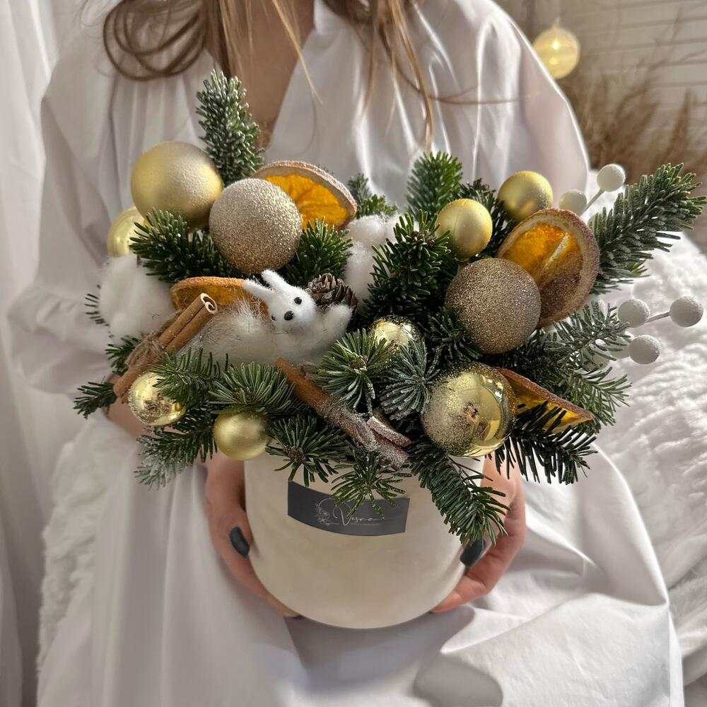 Зимняя композиция с живой елью, новогодним декором в бархатной коробке