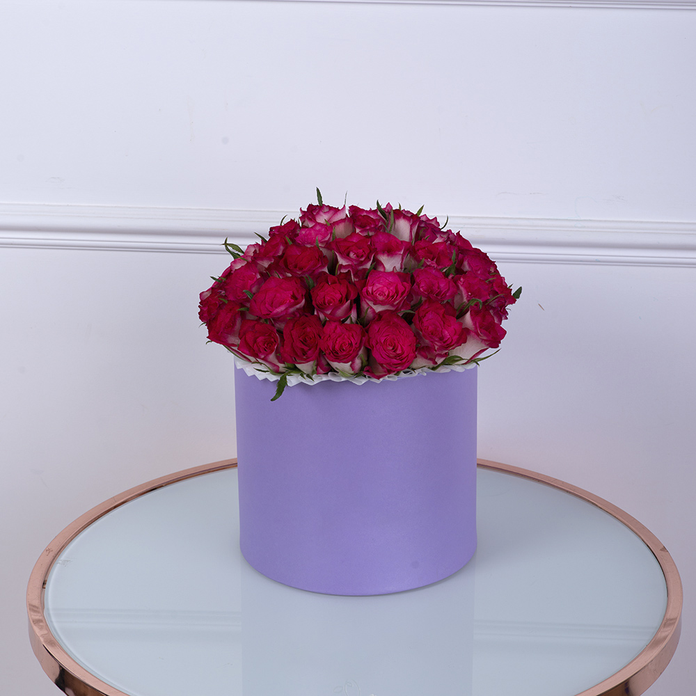 Букет из 51 бело-малиновой розы в фиолетовой шляпной коробке