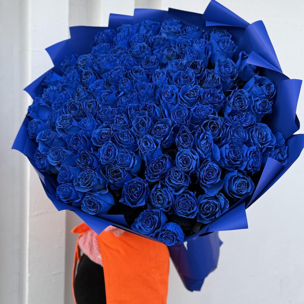 Букет из 101 синей розы в оформлении