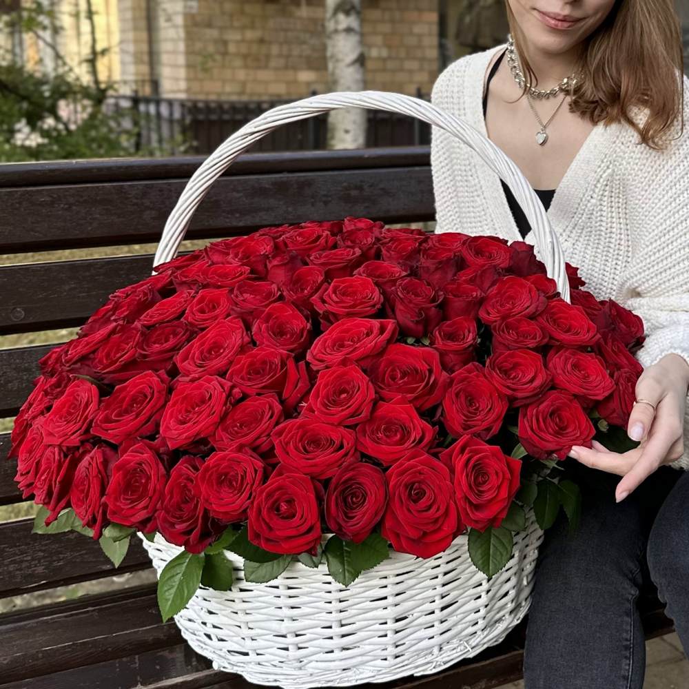 151 красная роза в корзине