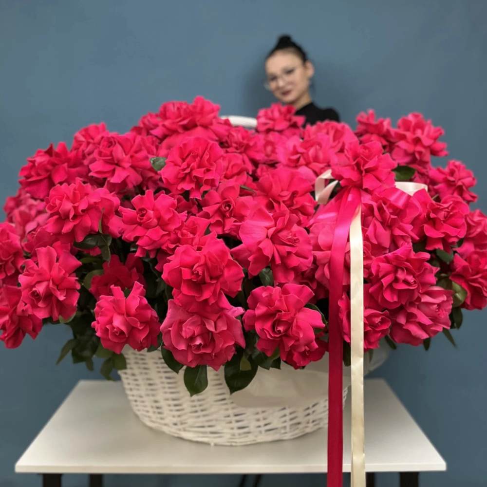 Французская малиновая роза в корзине 151 шт.