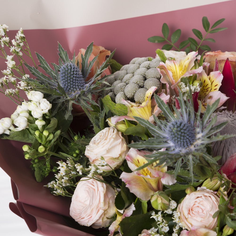 Букет с розами, протеей и брунией