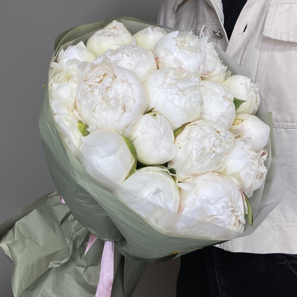 Букет из 19 белых пионов