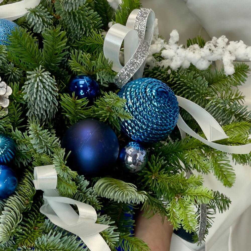 Новогодняя композиция из живой ели с шишками и игрушками