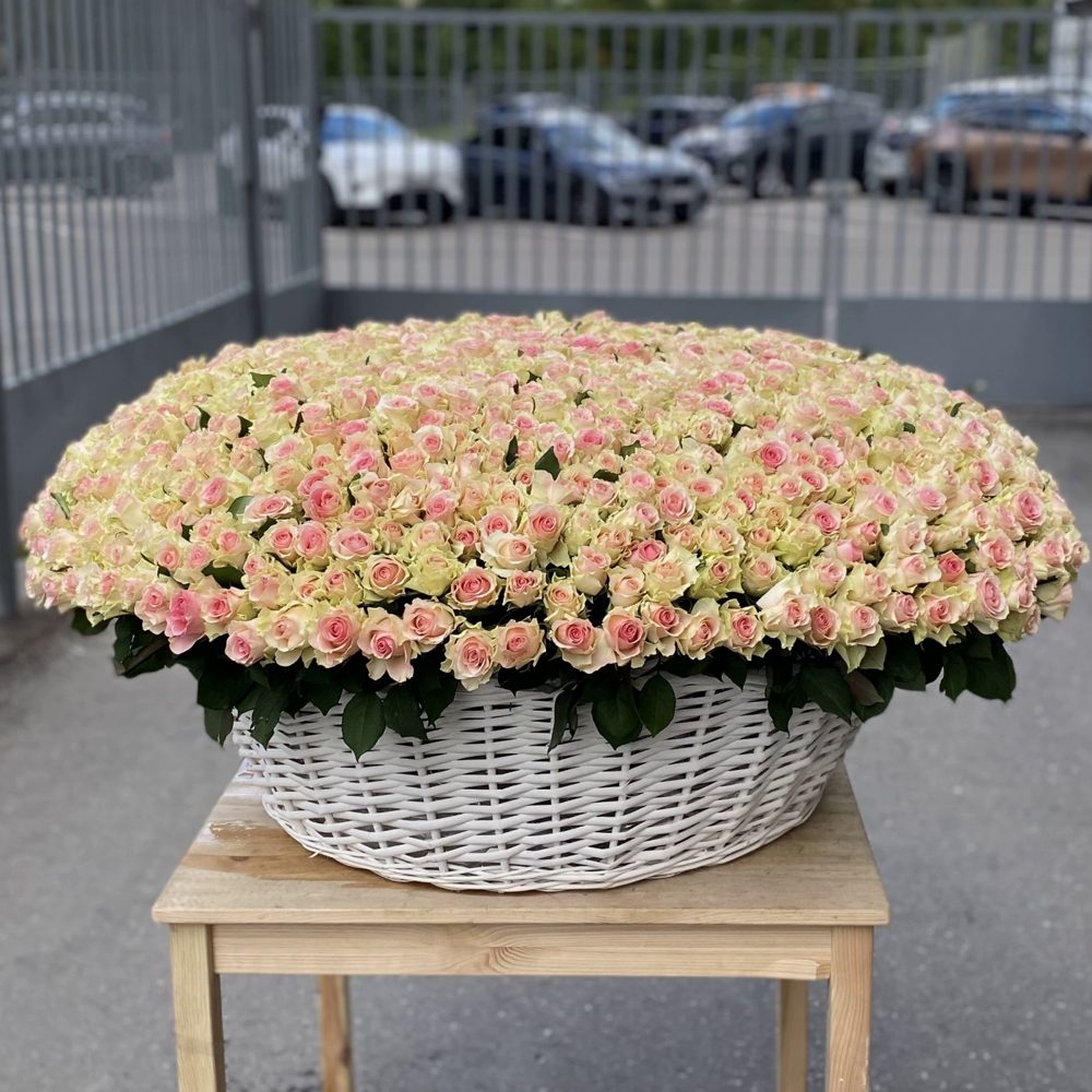 Шикарная корзина из 1001 нежно-розовой розы 