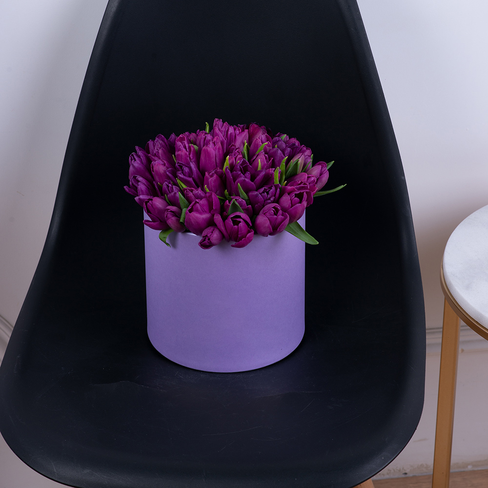51 фиолетовый тюльпан в фиолетовой шляпной коробке