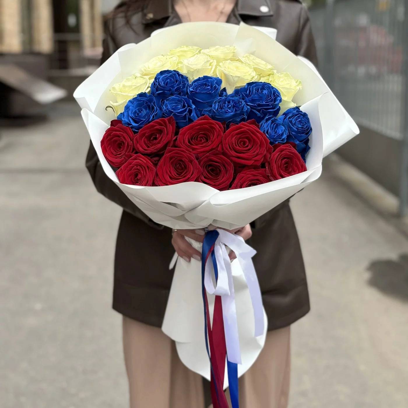 Букет из 25 роз в стиле Российского флага