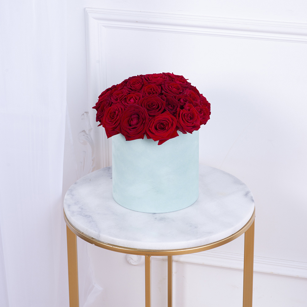 Букет из 35 красных роз premium в зеленой бархатной шляпной коробке