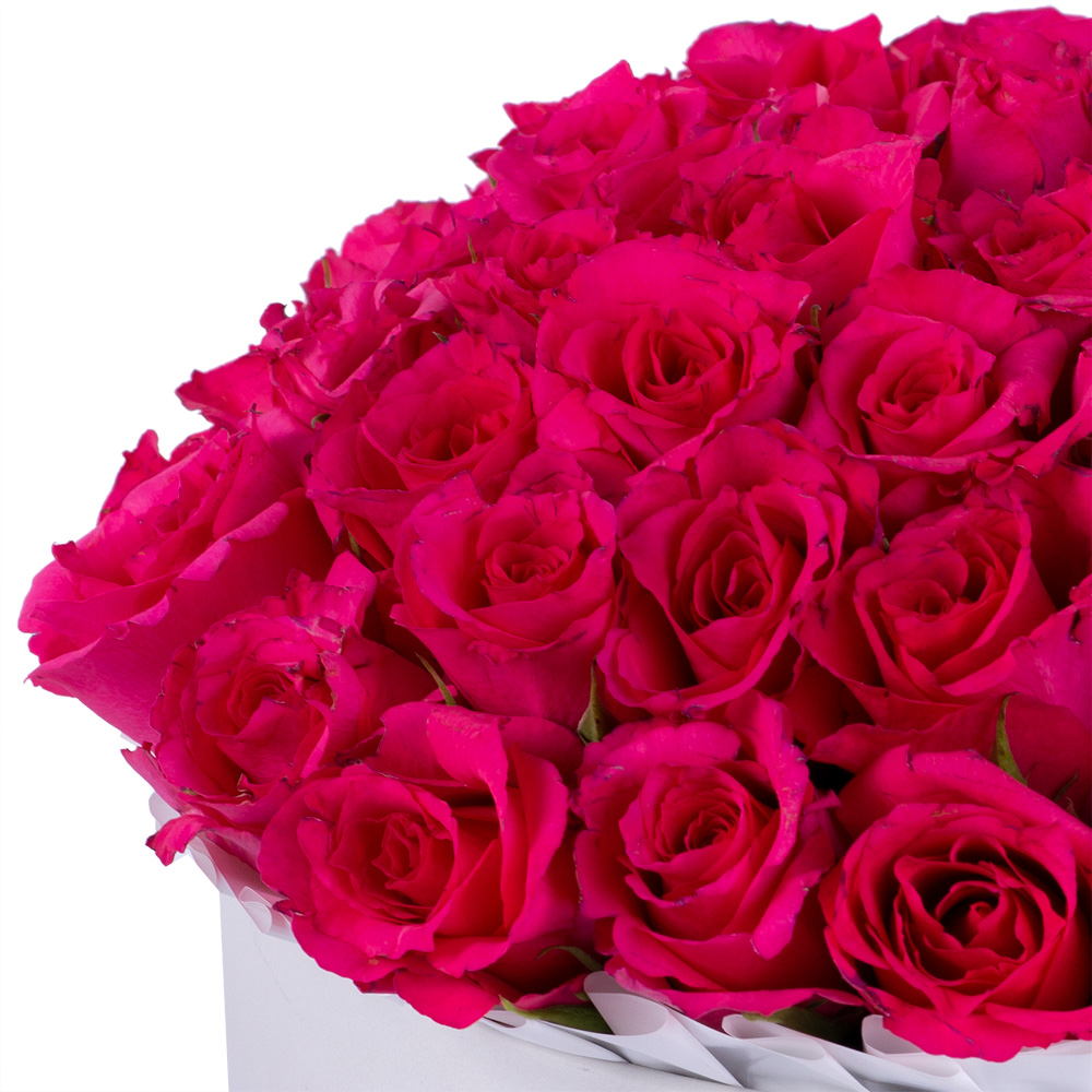 35 малиновых роз в белой шляпной коробке