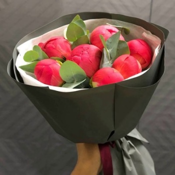 Букет из 7 коралловых пионов