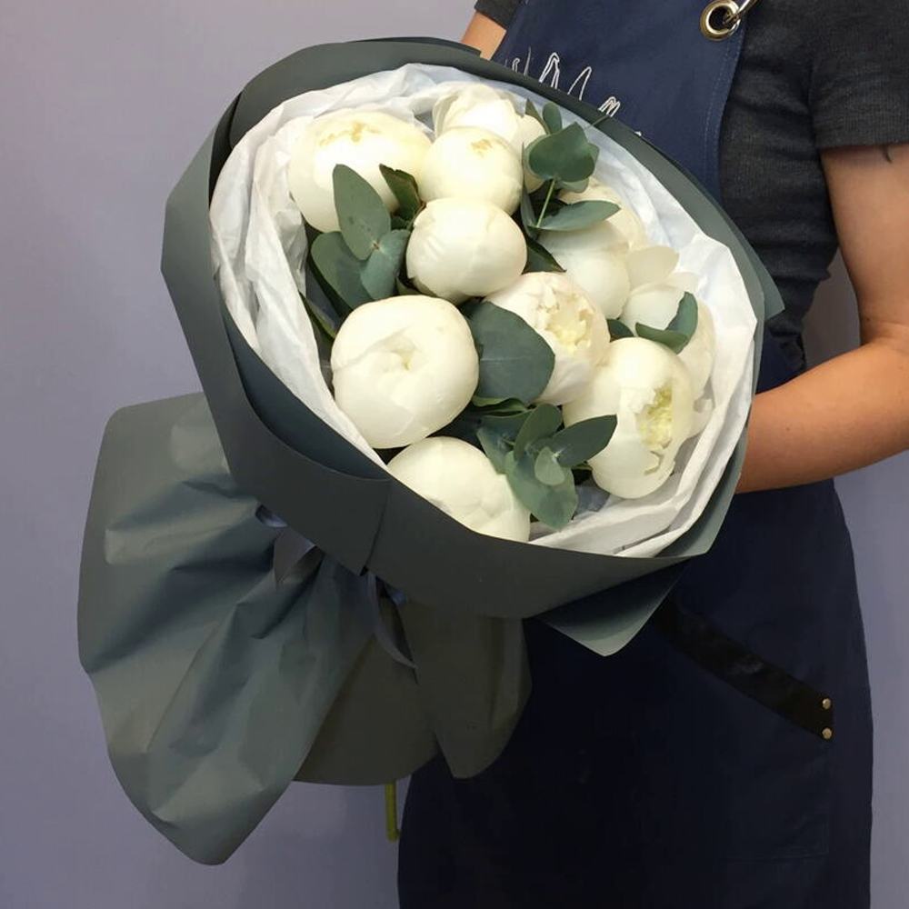 Букет из 11 белых пионов