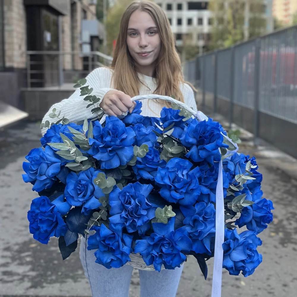 Французская синяя роза в корзине 25 шт.