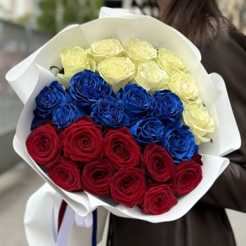 Букет из 25 роз в стиле Российского флага